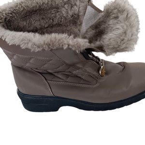 Boots size women 9 medium Have never been worn